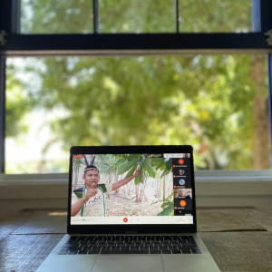 Conexao-Bare-Computador-com-Vice-cacique-e-janela-ao-fundo- Conexao-Bare-Computador-com-Vice-cacique-e-janela-ao-fundo-